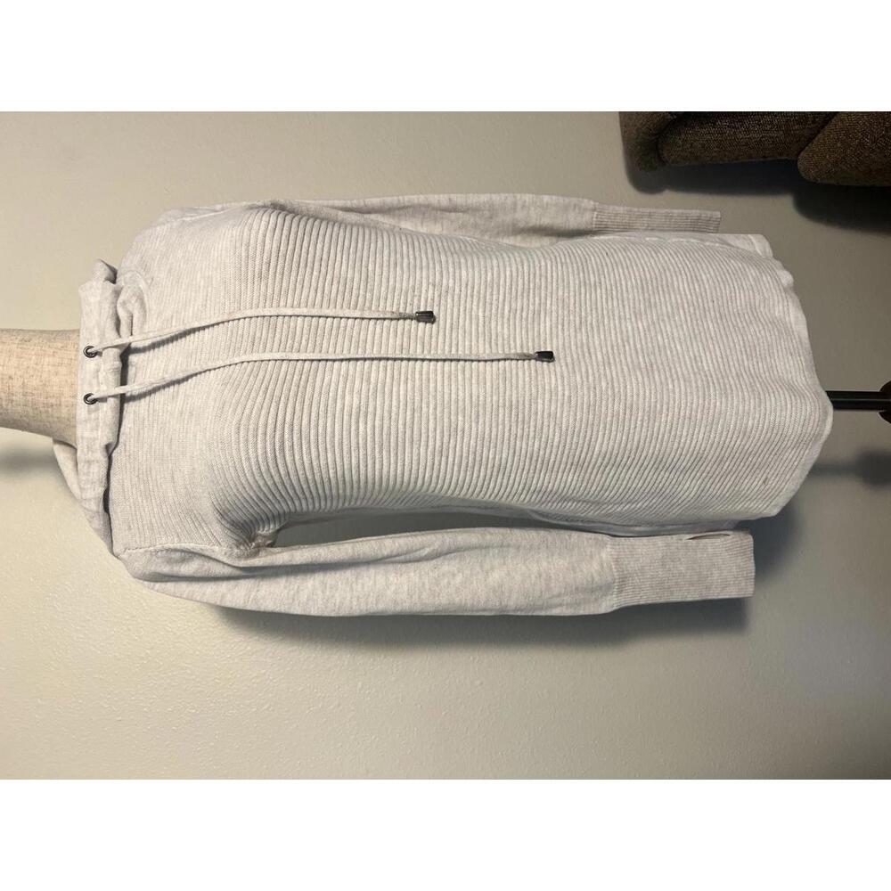 Cozy Light Gray Women's Hoodie with Ribbed Texture